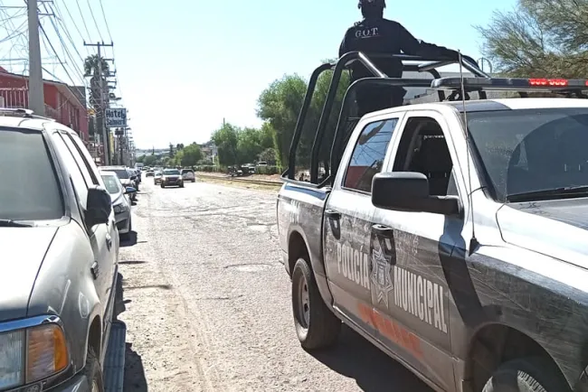 Detienen a conductor ebrio por ir hablando por celular