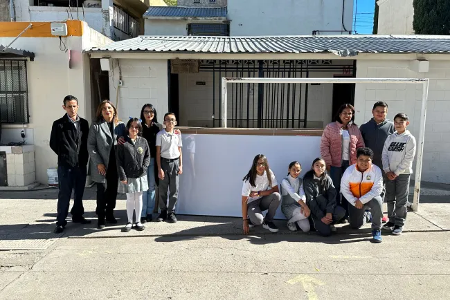 Entregan pintarrones a escuela Benito Juárez