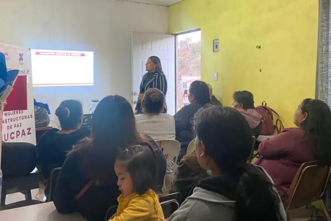 Capacitan a mujeres en prevención de violencia