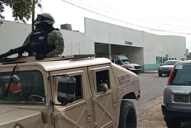 Golpean y marcan a 4 hombres y una mujer y los dejan amarrados en carretera