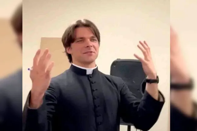 Huye sacerdote con joven de 18 años y se casan en Europa