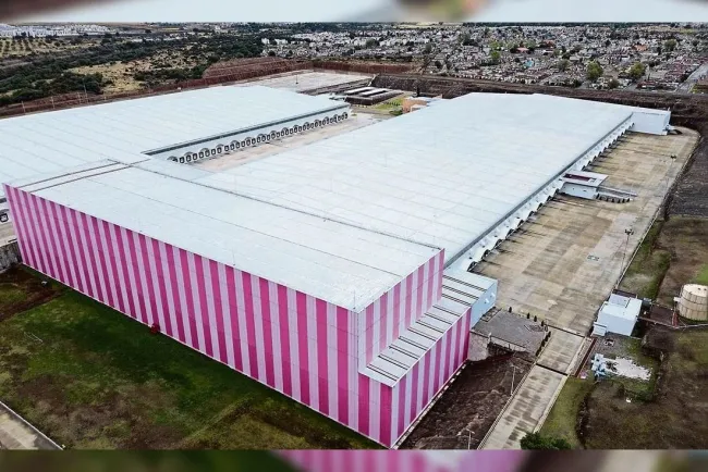 Superfarmacia anunciada por AMLO sigue desierta; aún es bodega