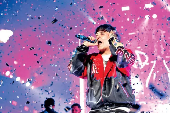 Junior H complace a sus seguidores