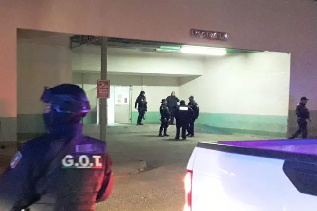 Hieren de bala a persona por pleito en antro