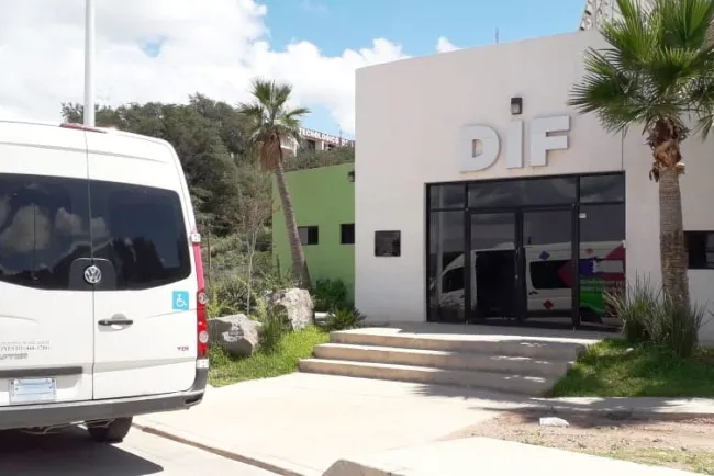 Abandonan a niña de seis años en parque; la rescatan autoridades