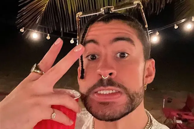 ‘Muera el rey, Viva el rey’; nombra Forbes Rey del Pop a Bad Bunny
