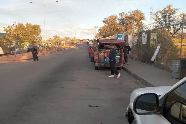 Reubicarán a comerciante que obstruye parada de camiones frente al IMSS