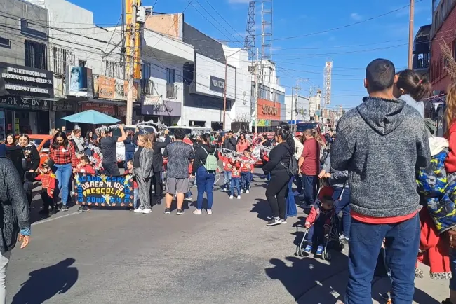 Desfilan por la Semana de la Inclusión; festejan la Navidad