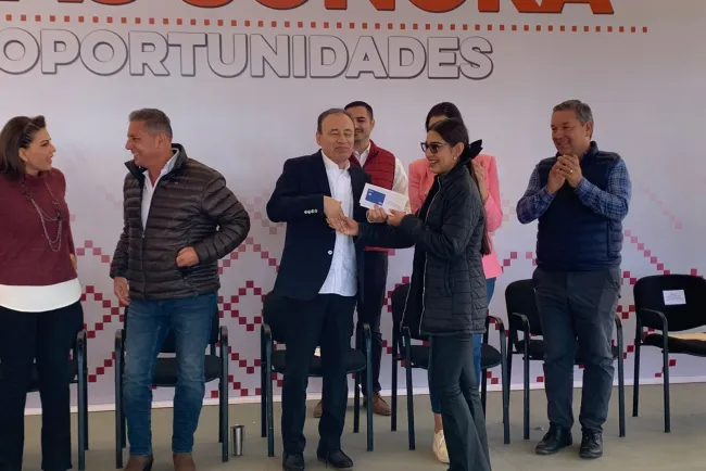 Entrega gobernador becas universitarias en Cananea