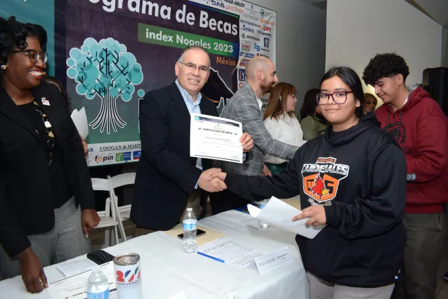 Cumple Index con entrega de becas educativas