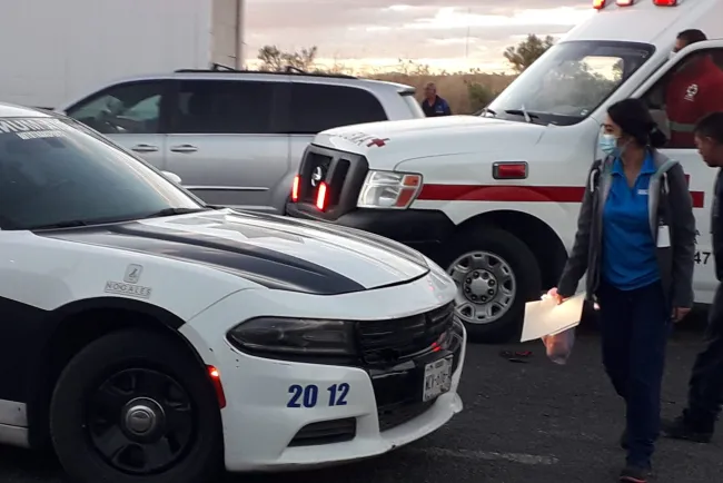 No respeta el semáforo y provoca choque