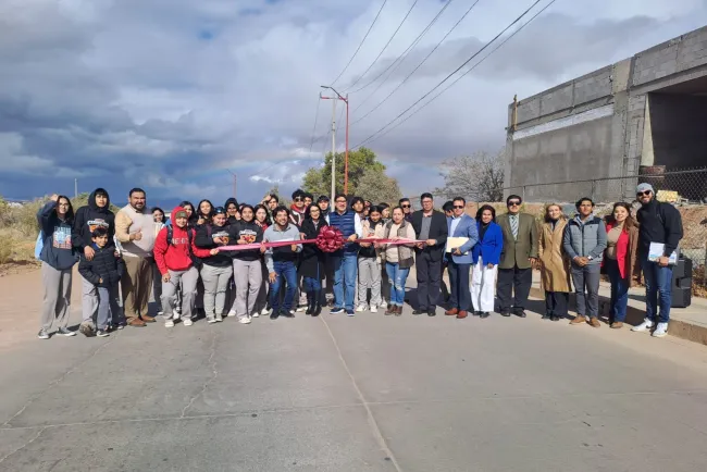 Entregan obra de banqueta en beneficio de estudiantes