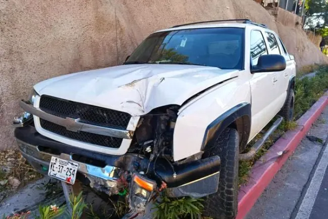 Ocasiona aparatoso accidente conductor en el periférico LCD