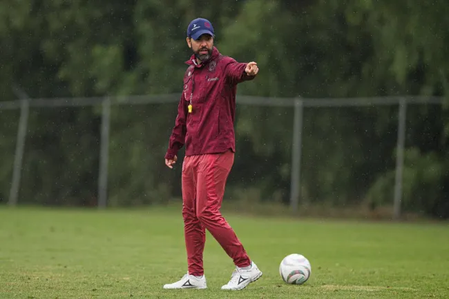 Alumno y maestro se ven las caras