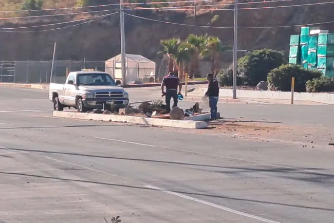 Trabajan en reposición de semáforo del periférico LDC