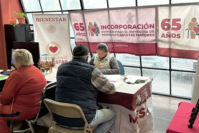 Invitan a adultos mayores a tramitar pensión universal