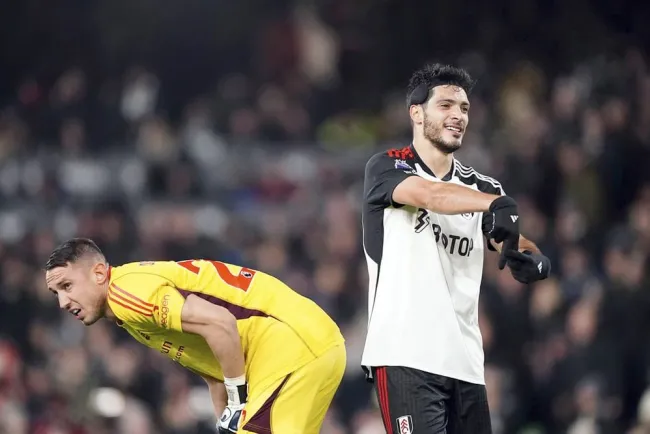 Dos de Jiménez al ganar Fulham