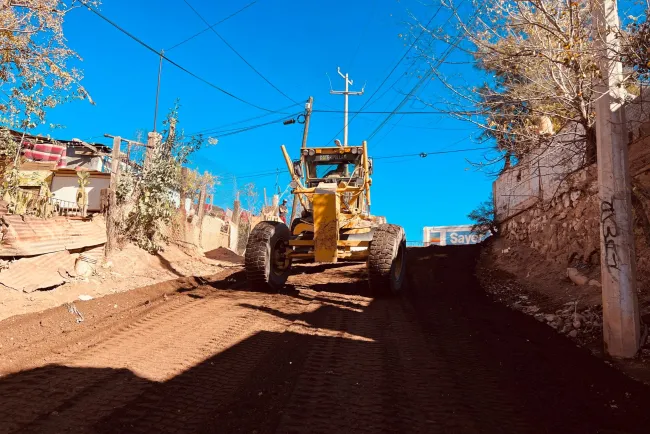 Mejoran vialidades de terracería en colonias Cinco de Mayo y Héroes