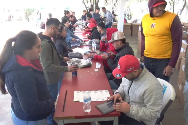 Entregan uniformes escolares sin contratiempos