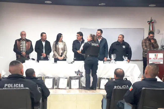 Galardonan a Policía del Mes y entregan uniformes