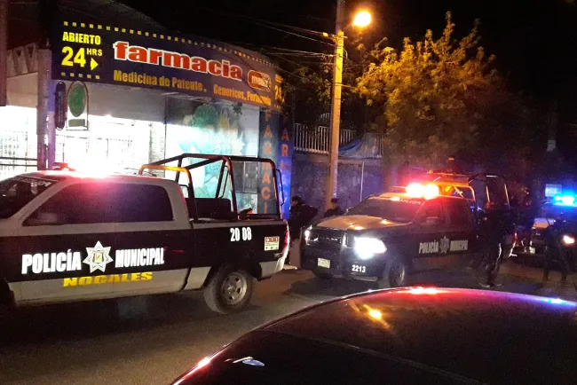 Amagan a empleado de gasolinera y lo despojan del dinero de las ventas