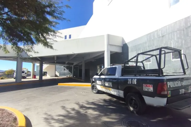 Cae trabajador de poste; lo internan de gravedad