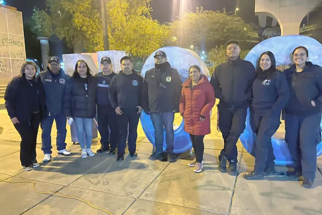 Llevan bomberos comida y abrigo a personas de condición de calle
