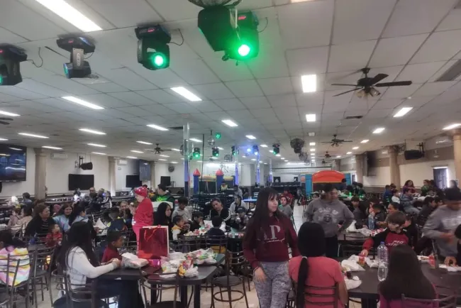 Llevan felicidad a niños nogalenses