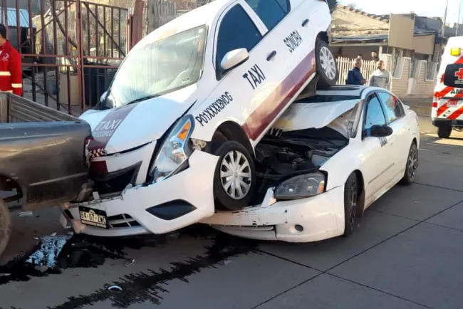 Provoca choque taxista, huye del lugar y deja daños de consideración