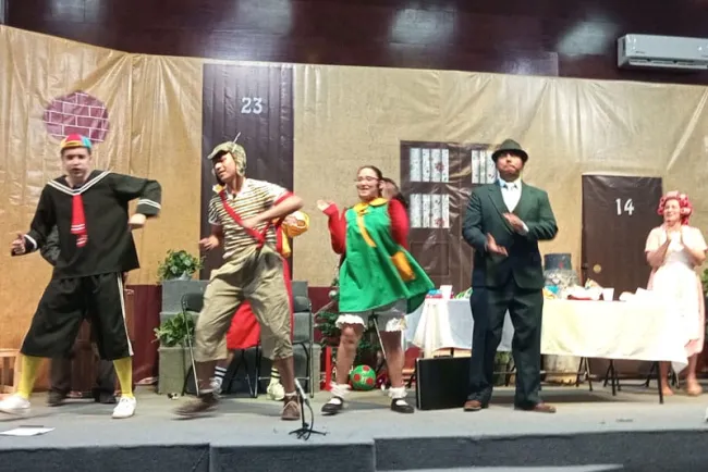 Reciben regalos niños y niñas en obra de La Casa del Alfarero