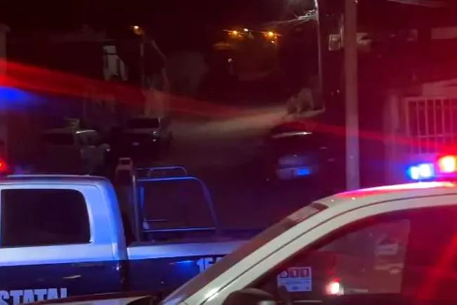 Detienen a turista por agredir a policía; tomaba cerveza en la calle