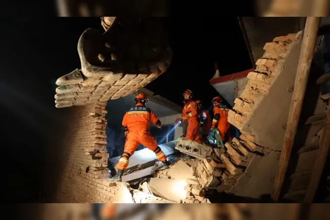 Van más de 120 muertos en China tras sismo; el más letal en nueve años