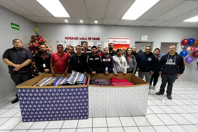 Dona empresa cobertores y zapatos para programa “Borrando Cenizas”