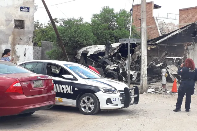 Arrestan a mujer por drogarse en una vivienda abandonada
