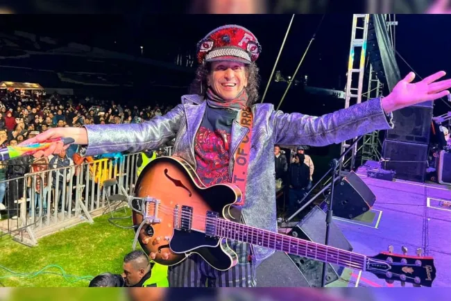 Sufre Alex Lora caída en pleno concierto: intentó patear un balón