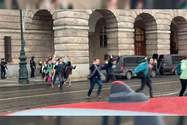 Avisan de 11 muertos y 24 heridos en tirotero en Praga