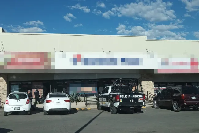 Exhortan a tener precaución con vehículos en estacionamientos comerciales