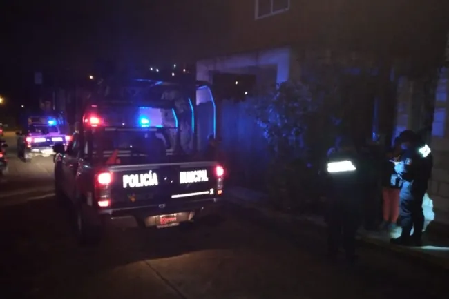 Rescatan cuerpo sin vida de mujer dentro de vehículo en llamas