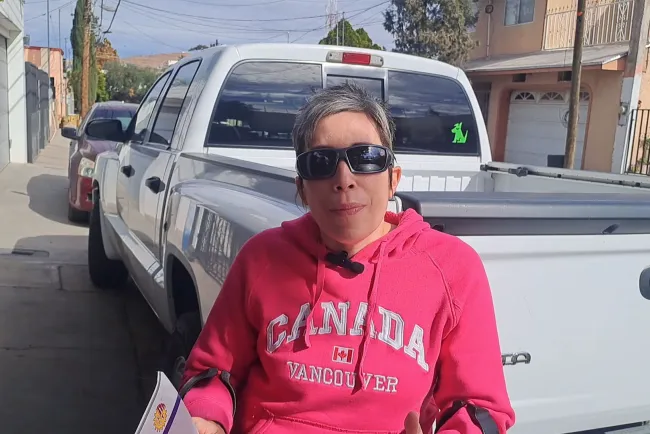 Donan cobijas a perritos rescatados