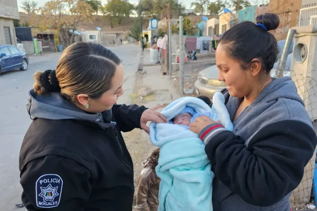 Atiende parto mujer policía en La Mesa; el bebé se encuentra bien