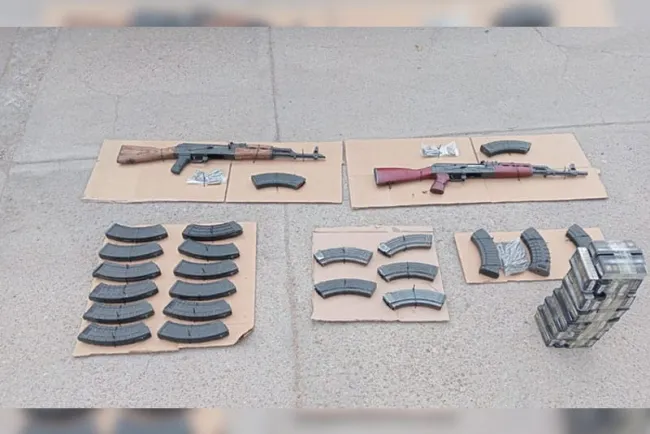 Aseguran arsenal en vehículo abandonado en Mascareñas