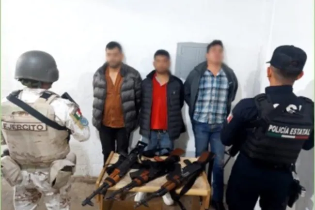 Aseguran armamento a tres hombres en Caborca