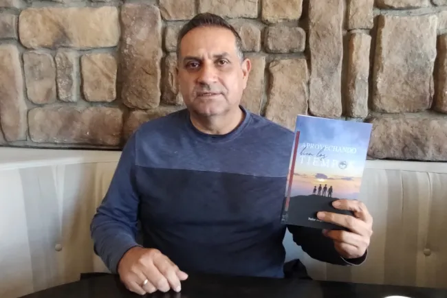 Promueve Sergio Sánchez retroalimentación de su libro