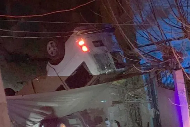 Fallece conductor al volcar su vehículo sobre una vivienda