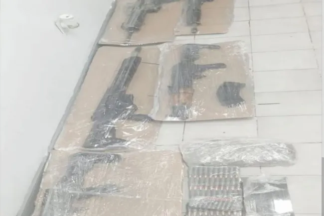 Decomisa Mesa Estatal arsenal y droga en Magdalena de Kino