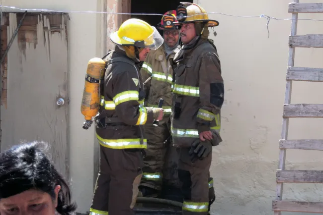 Destruyen llamas vivienda por corto circuito