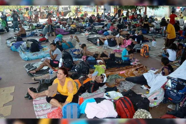 Disuelven caravana migrante en Chiapas y se entregan a agentes del INM