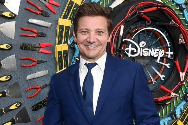 Jeremy Renner regresa a trabajar después de accidente