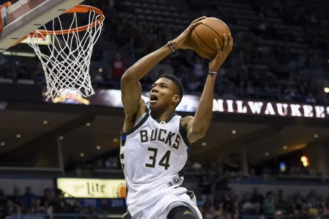 Giannis y LeBron sacan delantera