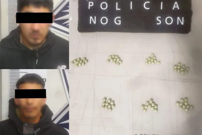 Detienen a dos por posesión de narcóticos; estaban orinando en la calle
